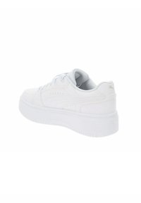Sneaker bianco con tomaia in pelle liscia, chiusura con lacci, dettagli perlati, colletto imbottito e suola in gomma spessa.