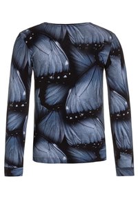 Långärmad skjorta med en marinblå bakgrund och ett mönster av fjärilsvingar i nyanser av svart och grått, tillverkad av mjukt tyg.