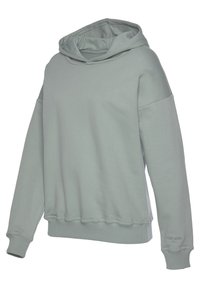 Sudadera verde claro con un corte holgado, textura suave, bolsillo canguro y puños acanalados. Presenta una capucha profunda y una marca sutil en la manga.