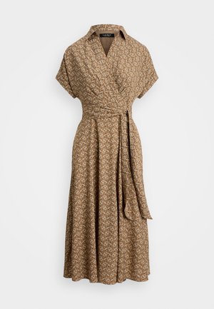 Braunes Wickelkleid mit kurzen Ärmeln, geometrischem Muster in helleren Farbtönen, tailliert mit einem Gürtel, fließender Rock, aus leichtem Stoff gefertigt.