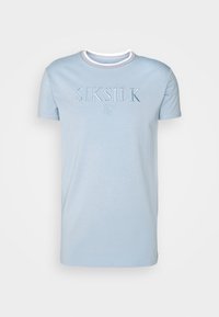 Světle modré tričko s krátkým rukávem, s bílým a šedým žebrovaným límečkem a vyvýšeným logem "SIKSILK" vyšitým na hrudi.