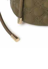 Borsa in pelle verde oliva con motivo trapuntato, dotata di chiusura a coulisse e dettagli in metallo dorato sui tiranti.