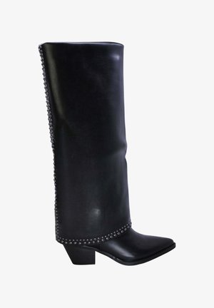Stivale nero in pelle alta fino al ginocchio con punta affusolata e tacco basso a blocco. Presenta borchie metalliche lungo il lato esterno per un tocco di originalità.