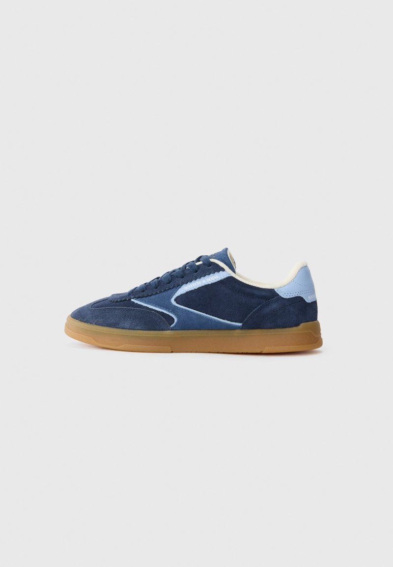 Mørkeblå ruskinds sneakers med lyseblå detaljer, en gummibund, og en rund tå, der har snørebånd foran og teksturerede sidedele.