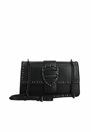 Bolso de mano de cuero negro con una solapa frontal, tachuelas plateadas en los bordes y una correa de cadena. Presenta un logo central en relieve y una hebilla texturizada.