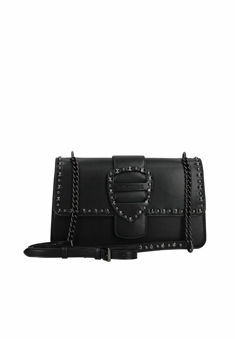 Černá kožená kabelka s přední klopou, stříbrné cvočky podél okrajů a řetízkový popruh. Obsahuje centrální embosované logo a texturovanou sponu.