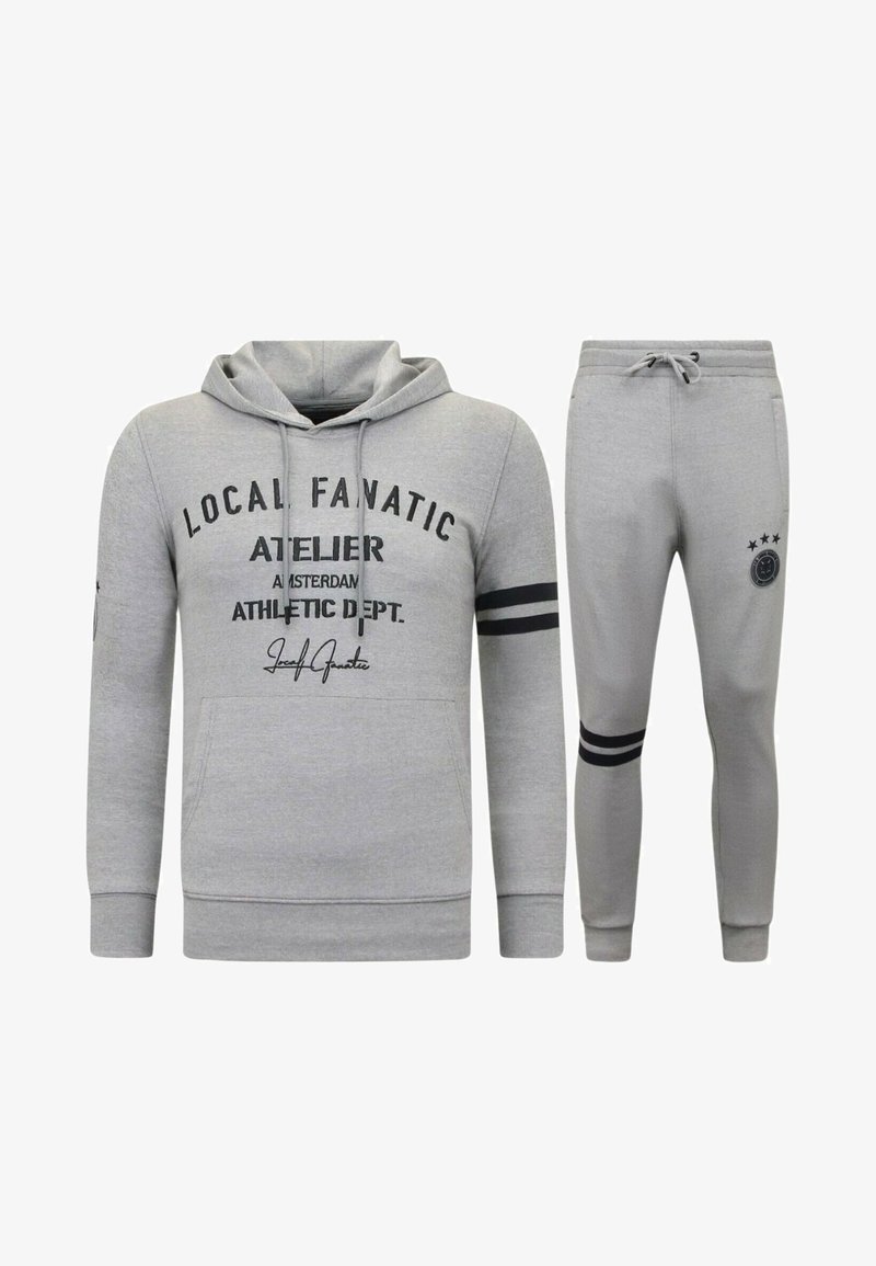 Grijze hoodie en trainingsbroek set, met zwarte tekstgraphics, gestreepte accenten op de mouwen en broek, en een zachte stoftextuur.