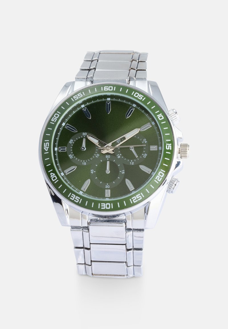 Groene wijzerplaat horloge met een zilveren roestvrijstalen band, met drie subwijzerplaten, luminescente uurmarkeringen en een draaibare lunette met numerieke aanduidingen.