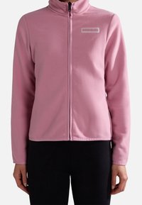 Roze fleece jack met een hoge kraag, volledige ritssluiting en een rechthoekige logo patch op de borst. Zachte textuur en een aansluitend ontwerp.