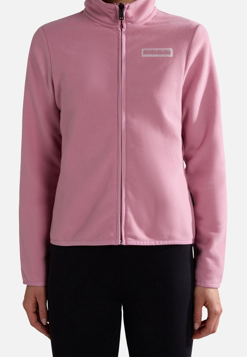 Roze fleece jack met een hoge kraag, volledige ritssluiting en een rechthoekige logo patch op de borst. Zachte textuur en een aansluitend ontwerp.