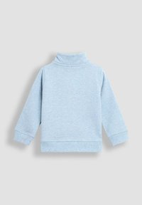 Hellblaues langärmliges Turtleneck-Sweatshirt für Kleinkinder mit gerippten Bündchen und Saum, flach auf einem grauen Hintergrund präsentiert.