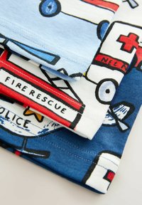 Drei gefaltete Baumwoll-T-Shirts mit bunten Drucken von Einsatzfahrzeugen: Polizei, Krankenwagen und Feuerwehrauto, in Blau, Rot und Weiß.