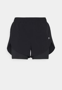 Pantalones cortos deportivos negros con un diseño en capas, que presentan una capa exterior suelta sobre pantalones interiores ajustados. Cuentan con una banda elástica en la cintura y detalle de logo.