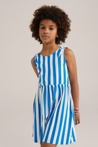 Niebieska i biała sukienka w paski z wiązaniami na ramionach, marszczonym pasem i rozkloszowanym dołem; wykonana z miękkiej bawełny, gładka w dotyku.