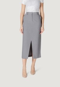 Falda de lápiz gris con una abertura frontal, diseño ajustado y líneas limpias. Fabricada con tela tejida de textura suave.