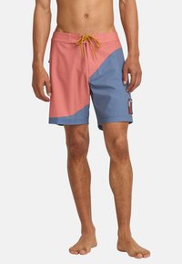 Farbenfrohe Badehosen mit einem pinken und blauen Design. Hergestellt aus leichtem Stoff, mit einem Kordelzugbund und einer Seitentasche.