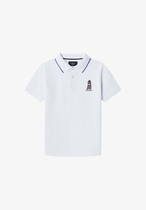 Polo blanco de algodón con cuello clásico. Presenta un ribete azul y un logo de oso bordado en el pecho izquierdo. Manga corta.