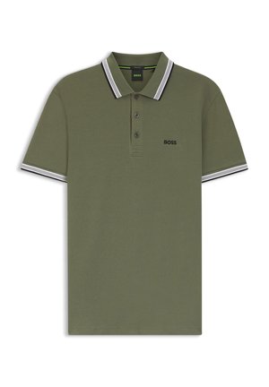 Olívazöld, pamutból készült galléros póló, kétgombos nyílással, fekete "BOSS" logóval, valamint csíkozott díszítéssel a galléron és az ujjakon.