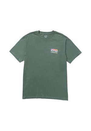 Zielony t-shirt z krótkim rękawem z małym, prostokątnym, wielokolorowym logo Billabong na lewej piersi.