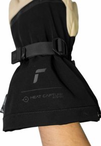 Zwarte handschoen met een textuurstof, verstelbare band en bedrukt logo. Inclusief label "Heat Capture System" nabij de pols.