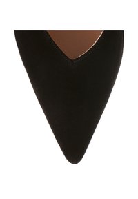 Escarpins en suede noir à bout pointu avec une découpe en V le long du bord supérieur, présentant une doublure intérieure lisse de couleur marron contrastante.