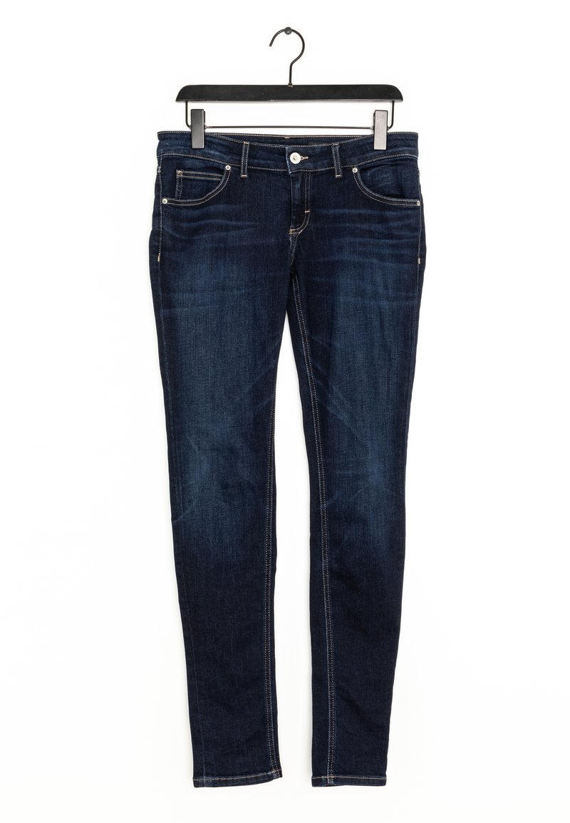 Mörkblå denim skinny jeans med fram- och bakfickor, bältesöglor och en knappstängning hängande på en svart galge.
