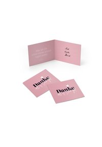 Sugniutas rožinis atvirukas su juoda ir balta tekstu. Vidus turi ranka rašytą stilistiką. Du lygūs atvirukai su „Danke“ ir širdies dizainu.