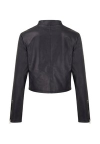 Svart kort läderjacka med långa ärmar, en liten krage och dragkedjeslut. Slät textur med minimal detaljering och utan utsmyckningar.