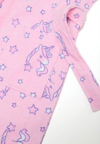 Roze badjas met een eenhoornpatroon en paarse omrandingen en sterren. Gemaakt van zachte stof met een striksluiting en een voorkantzak.