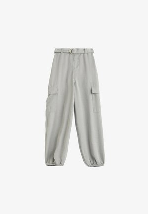 Vaaleanharmaat cargo-housut, jotka on valmistettu pehmeästä kankaasta. Niissä on vyötäröllä vyö, joustavat hihansuut ja kaksi sivutaskua säilytystä varten.