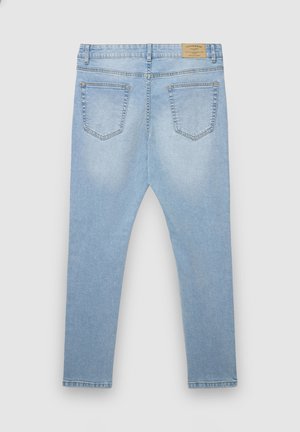 Jeans in denim azzurro chiaro con vestibilità slim, dotati di due tasche posteriori, una cintura texturizzata e un'etichetta in pelle marrone chiaro sul retro.