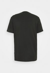 Czarna bawełniana koszulka z krótkim rękawem, okrągłym dekoltem i prostym dołem. Brak widocznych logotypów lub wyraźnych wzorów. Prosty design.