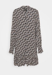 Zwarte jurk met lange mouwen en een overal witte en bruine abstracte luspatroon, met een gerimpelde zoom, hangend tegen een witte achtergrond.