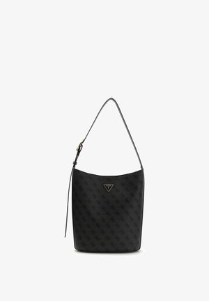 Sac seau noir de Guess avec motif répétitif du logo, une bandoulière ajustable et un emblème triangulaire en métal de la marque à l'avant.