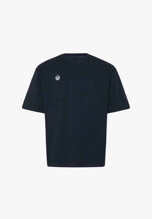 Must lühikeste varrukatega T-särk, millel on vasakul rinnal väike valge kuubi logo, esitletud valgel taustal.