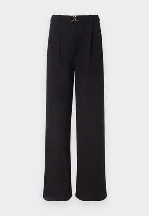 Pantalons noirs à jambes larges en tissu lisse, dotés d'une taille haute et d'une décoration dorée sur la ceinture. Pas de poches visibles.