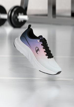 Scarpa da corsa con tomaia in mesh bianco, lacci neri e design sfumato dal blu al rosa. Presenta una suola testurizzata e un logo prominente.