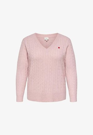 Pull en col V en tricot torsadé rose clair, agrémenté d'une petite broderie en forme de cœur rouge sur le côté gauche de la poitrine et de bords côtelés au niveau des poignets et de l'ourlet.