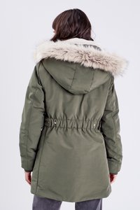 Oliivivihreä parka-takki hupulla, jossa on keinoturkistakki, kireä vyötärö ja sileä pinta. Suunniteltu lämmöksi ja peitoksi.