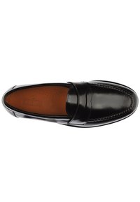 Scarpa nera in pelle slip-on con finitura liscia, design mocassino, dettagli cuciti e soletta marrone imbottita con piccole perforazioni.