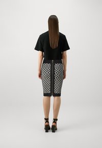 MARCIANO BY GUESS MATI ALLOVER PENCIL - Blyantskjørt - black