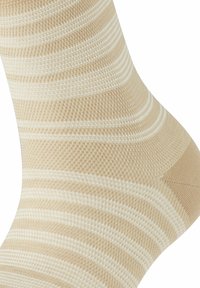 Beige gestreifte Socke mit einem strukturierten Design, das abwechselnd helle und dunkle Streifen aufweist, einer verstärkten Ferse und glattem Strickstoff.