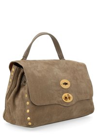 Borsa in suede beige con pattina arrotondata, hardware dorato e borchie dorate lungo il lato. Presenta un manico singolo per il trasporto.