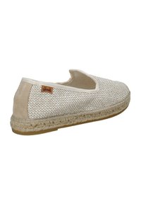 Espadrilla beige con toma in tessuto intrecciato, dettagli in morbido camoscio e suola in corda di juta. Design slip-on con cuciture e etichetta del logo.