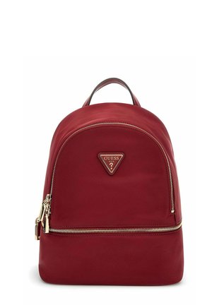 Zaino rosso Guess con due scomparti con cerniera e maniglia superiore, con toppa del logo triangolare sulla parte anteriore.