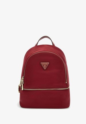 Roter Guess Rucksack mit zwei Reißverschlussfächern und einem oberen Tragegriff, mit einem dreieckigen Logo-Patch auf der Vorderseite.