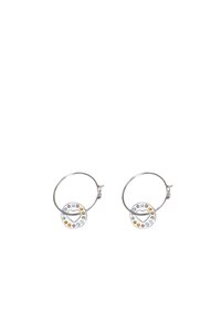 Pendientes de aro de plata con colgantes circulares que presentan un diseño de corazón, rodeados de brillantes de colores en diferentes tamaños.