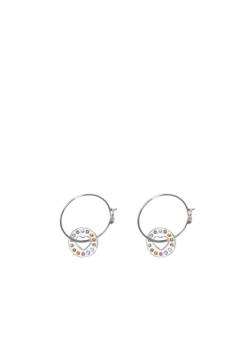 Pendientes de aro de plata con colgantes circulares que presentan un diseño de corazón, rodeados de brillantes de colores en diferentes tamaños.