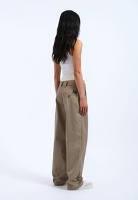 Dr.Denim HILL - Trousers - khaki