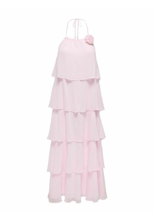 Svetlo roza večplastna maxi obleka z vrvico za zavezovanje okoli vratu in cvetličnim okrasjem na zgornji levi strani.